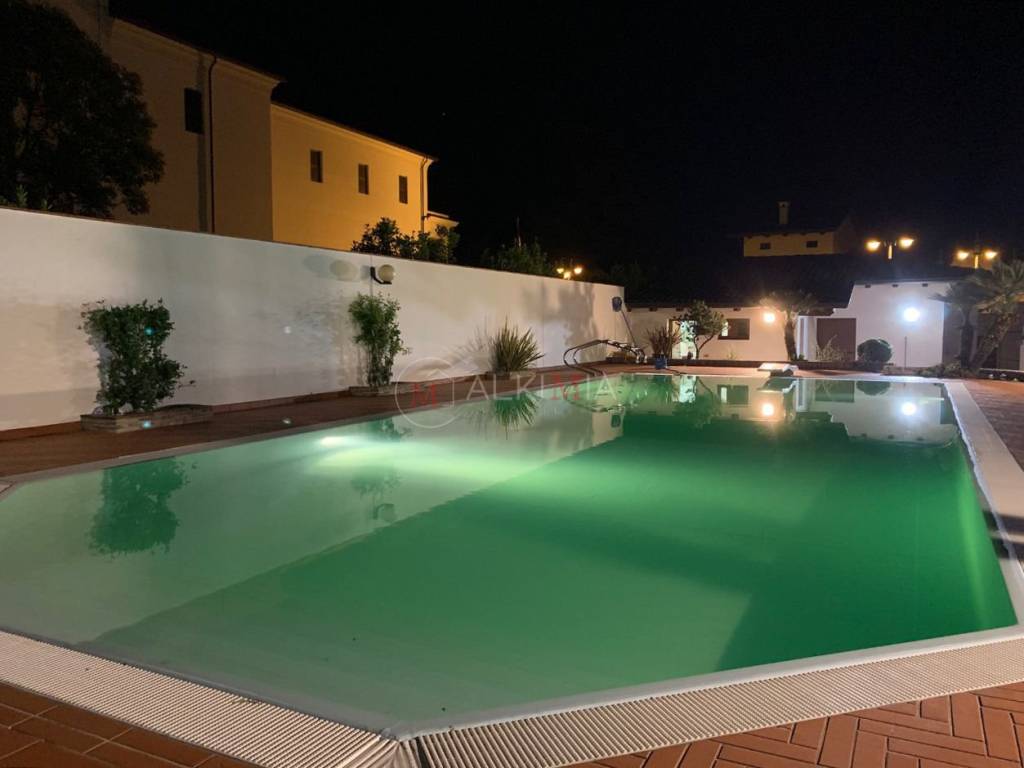 Piscina illuminata