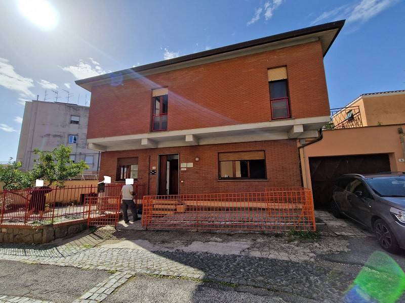 Vendita Villa unifamiliare in via Ventiquattro Maggio Velletri. Buono stato, posto auto, con Vendita Villa unifamiliare in via Ventiquattro Maggio Velletri. Buono stato, posto auto, con
