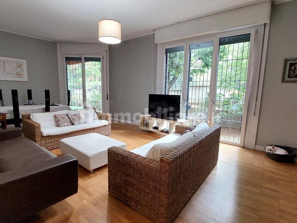 Rent Apartment Monza. 4room flat in via Albinoni 2. Good condition