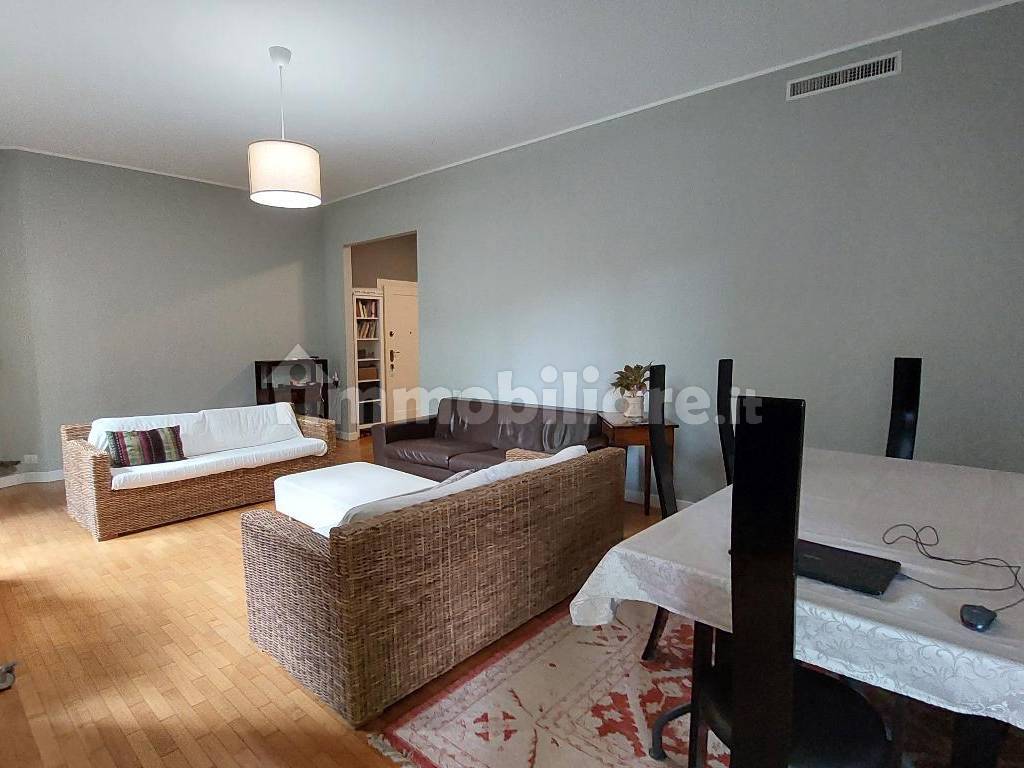 Rent Apartment Monza. 4room flat in via Albinoni 2. Good condition
