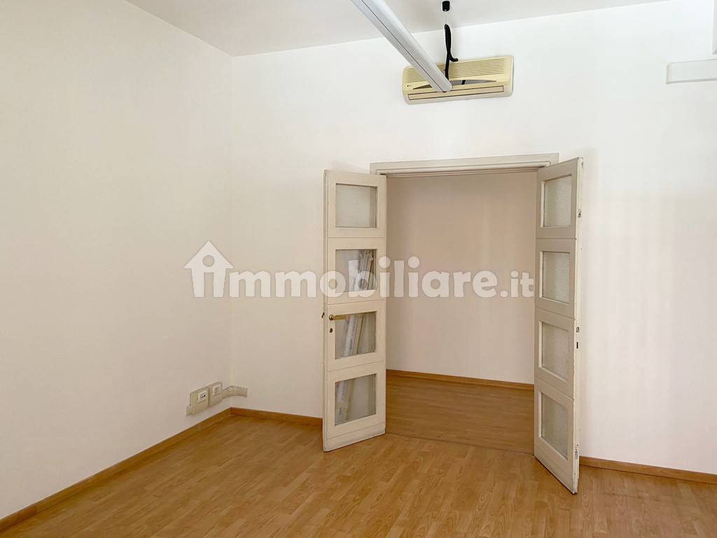 Rent Apartment Rome. 4-room flat in via Domenico Chelini. Good ...