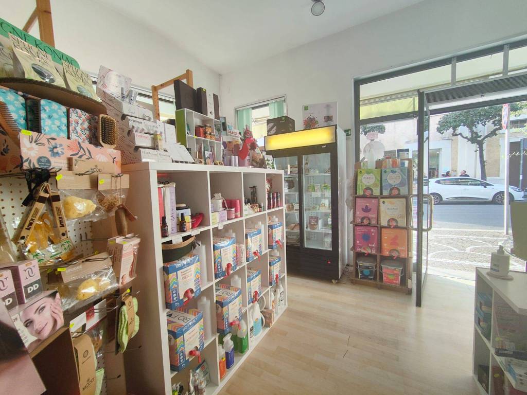 Attività commerciale via giuseppe mazzini 35, gaeta