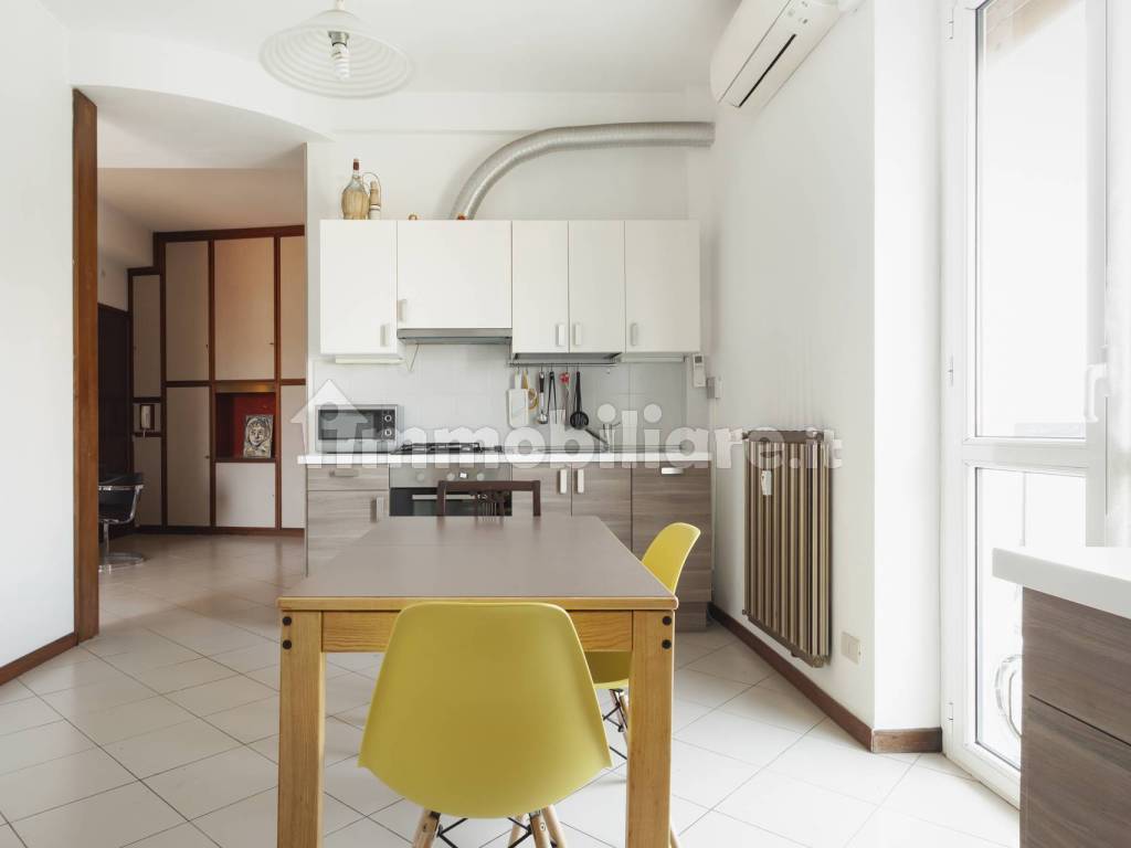 Rent Apartment Milan. 2room flat in via Carlo d'Adda. Good condition, fifth floor, with balcony