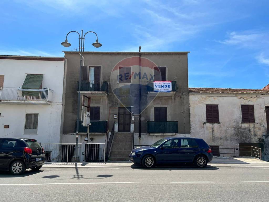 Vendita Appartamento Minturno. Trilocale in via Appia 662. Buono stato, primo piano, con balcone