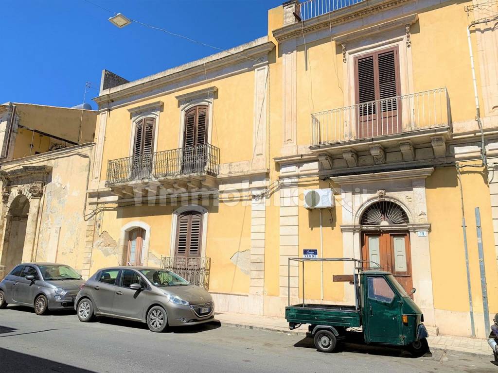 palazzetto in centro storico ad avola 11