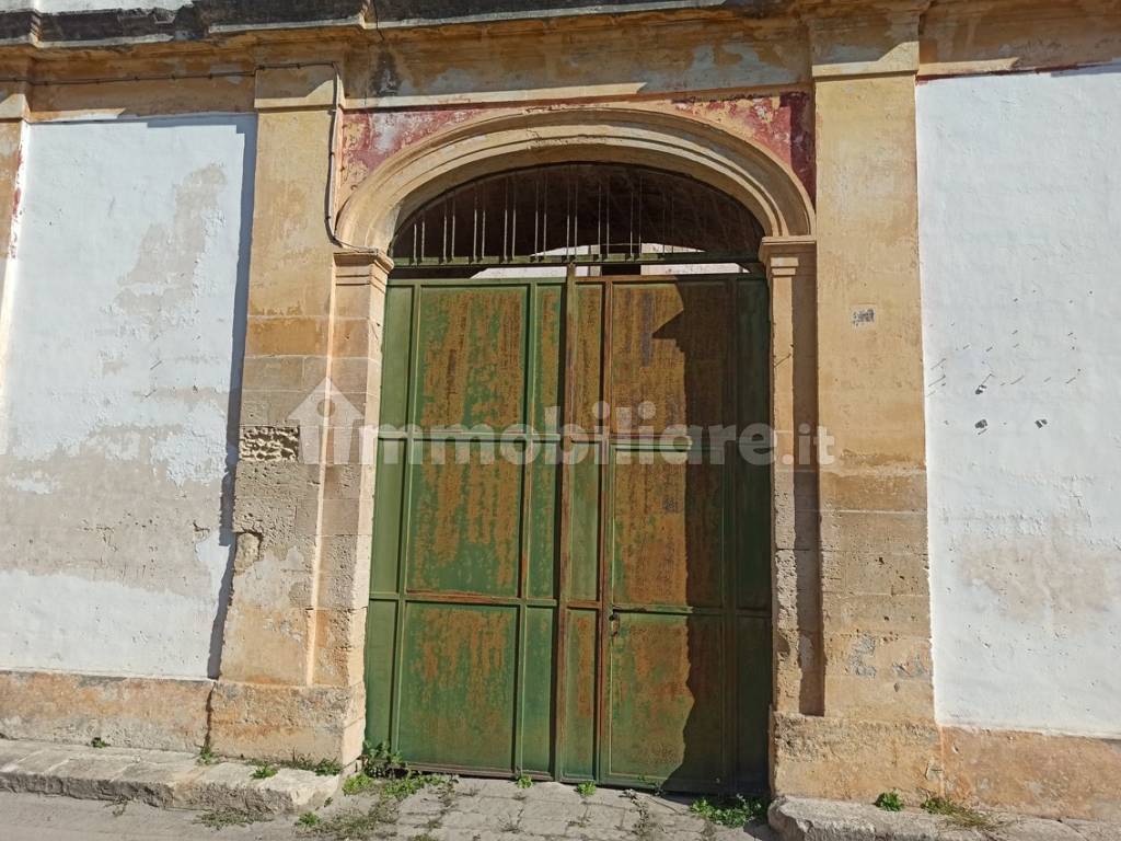 Vendesi antica casa rurale a Carmiano