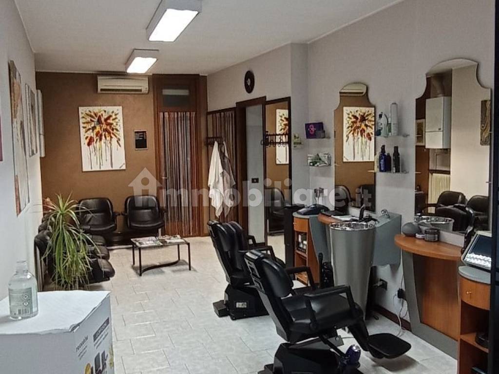 Parrucchiere Barbiere con laboratorio via Vittorio 584