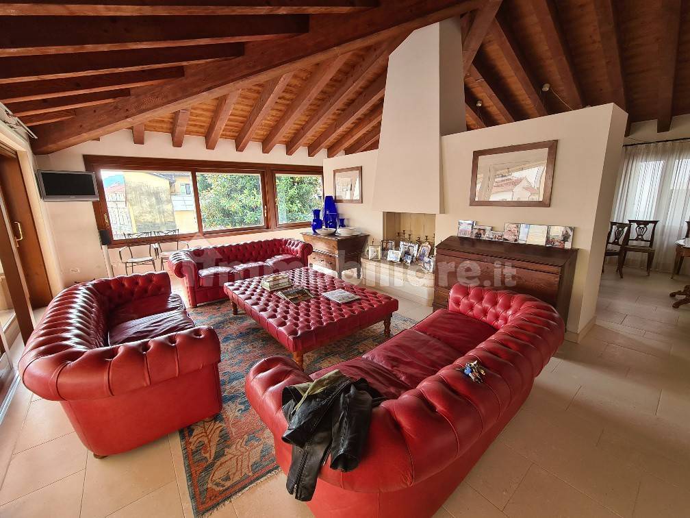 Rent Penthouse in corso Andrea Palladio 50 Vicenza. Excellent condition