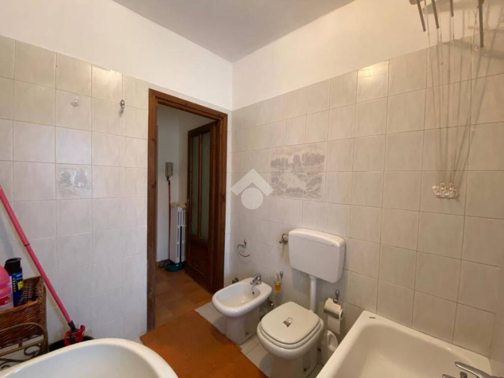 bagno finestrato con vasca