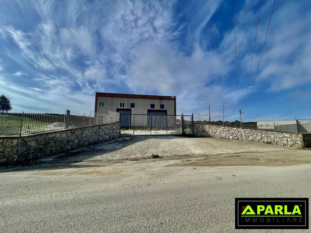 Capannone strada statale agrigentina, canicattì