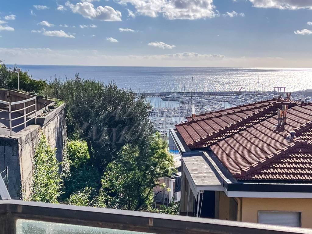Vendita Appartamento Varazze. Bilocale in via Delforno Garea Mario. Buono  stato, piano rialzato, con balcone, riscaldamento autonomo, rif. 99500002