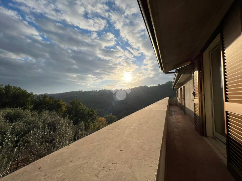 balcone stanza e salone