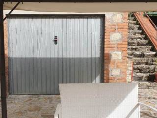 Parte esterna con accesso garage