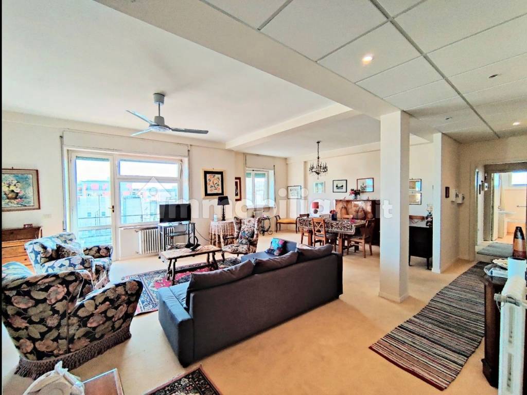 Rent Apartment in via Montello. Lecce. Excellent condition, fifth floor