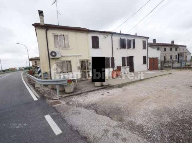 Asta per villa, via Stradone Runzi 2301 Bagnolo di Po Asta per villa, via Stradone Runzi 2301 Bagnolo di Po