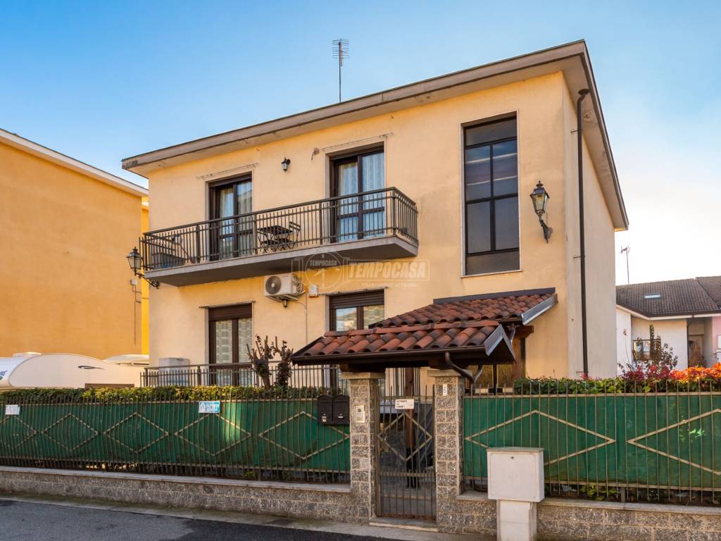 Vendita Villa bifamiliare in via Marengo 6 San Mauro Torinese. Buono