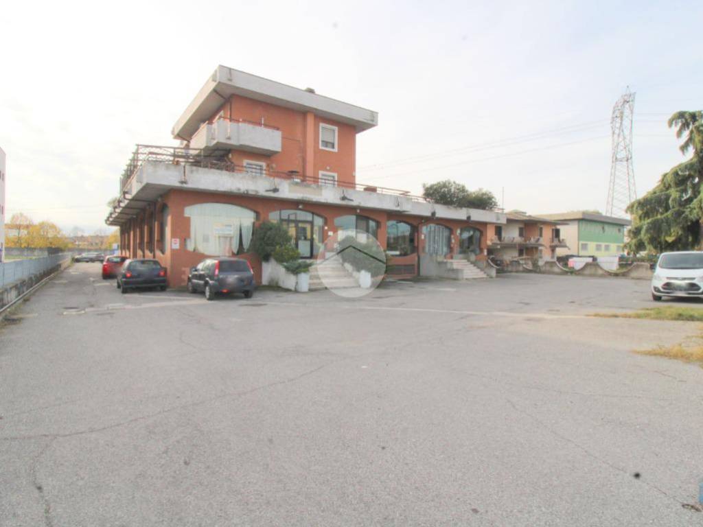 Locale commerciale viale cristoforo colombo, centro, torbole casaglia