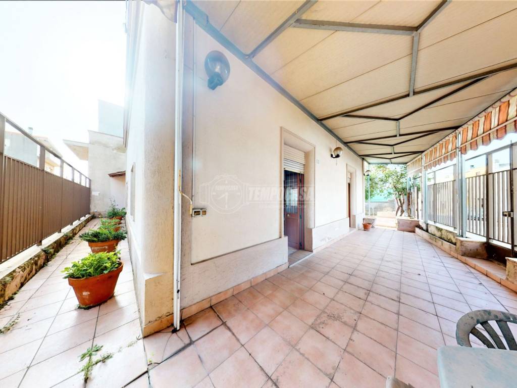 Vendita Appartamento Supersano. Trilocale in via B. V. di Coelimanna 9. Da ristrutturare, piano