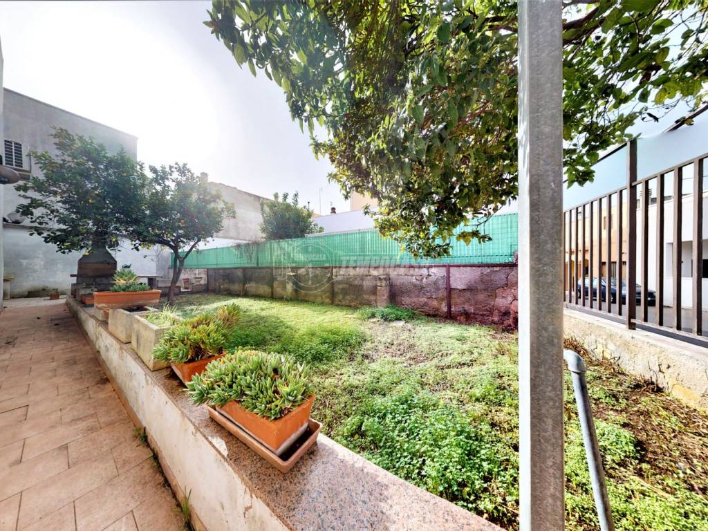 Vendita Appartamento Supersano. Trilocale in via B. V. di Coelimanna 9. Da ristrutturare, piano