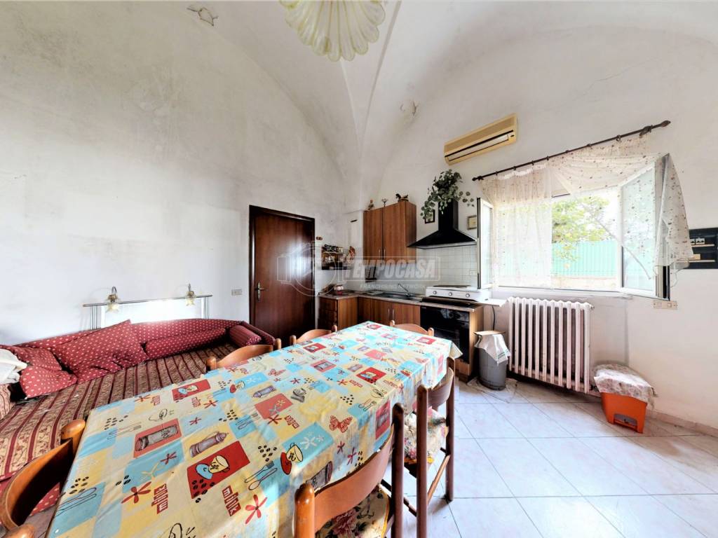 Vendita Appartamento Supersano. Trilocale in via B. V. di Coelimanna 9. Da ristrutturare, piano