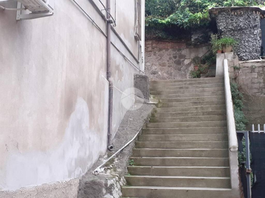 esterno palazzo con scala accesso portone