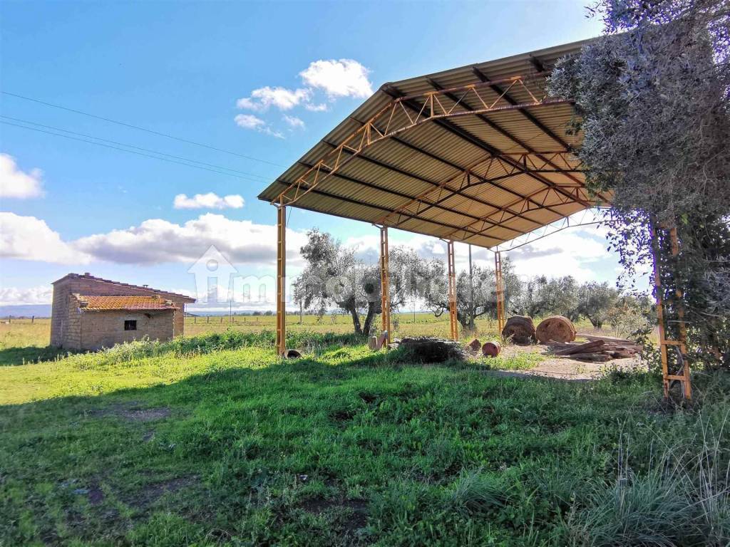 Casalino panoramico con Terreno Vende Tuscania