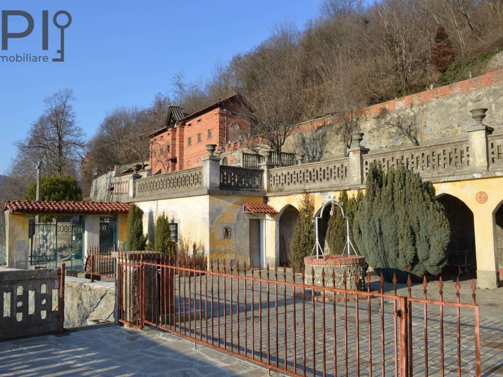 cortile con porticato