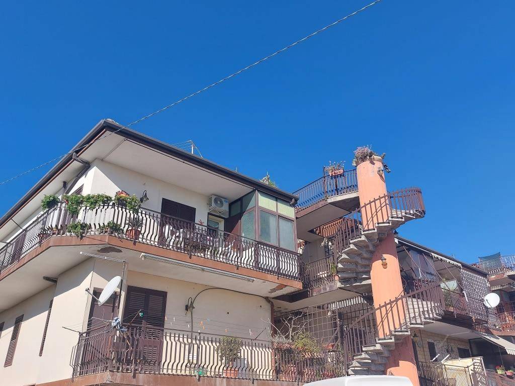 Vendita Appartamento Aci Catena. Trilocale in via Vincenzo Ricca. Buono  stato, primo piano, posto auto, con balcone, rif. 99648168