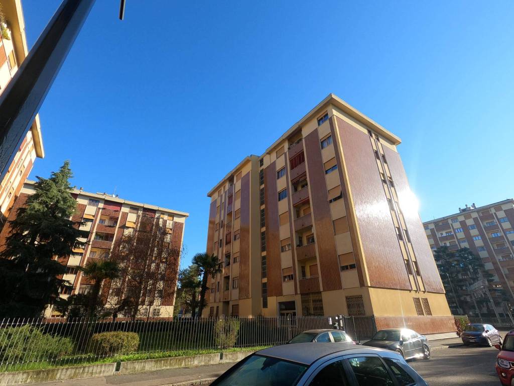 Vendita Appartamento Milano. Trilocale in via Dora Riparia 2. Da ristrutturare, terzo piano Vendita Appartamento Milano. Trilocale in via Dora Riparia 2. Da ristrutturare, terzo piano