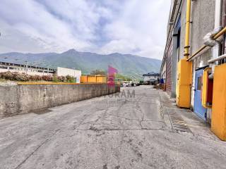 Capannone con ampio esterno