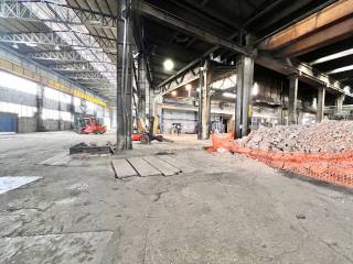 Capannone con ampio esterno