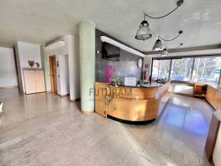 Capannone con ampio esterno