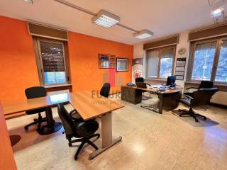 Capannone con ampio esterno