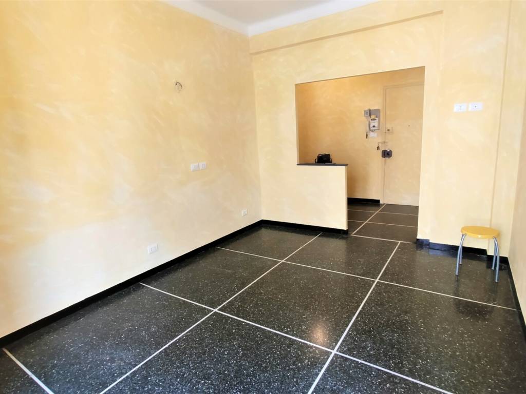 Rent Apartment in via BARI 33. Genoa. Excellent condition, fifth floor