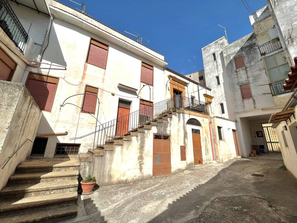 Vendita Terratetto plurifamiliare in piazza Vincenzo Navarro 4 Sambuca