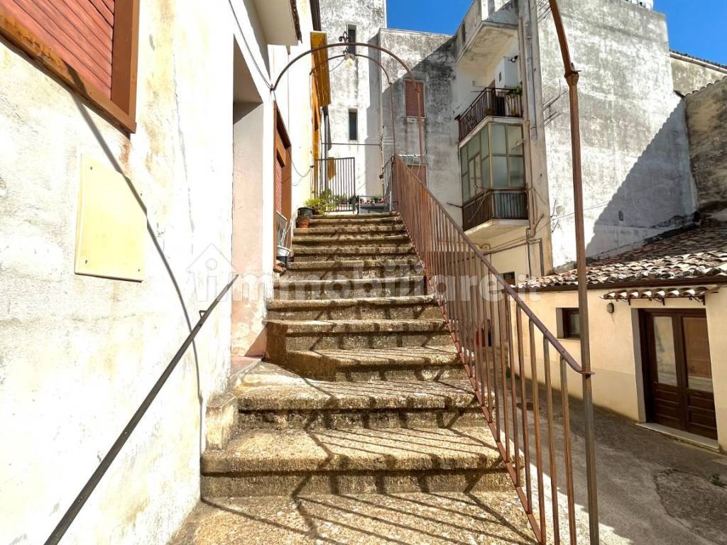 Vendita Terratetto plurifamiliare in piazza Vincenzo Navarro 4 Sambuca