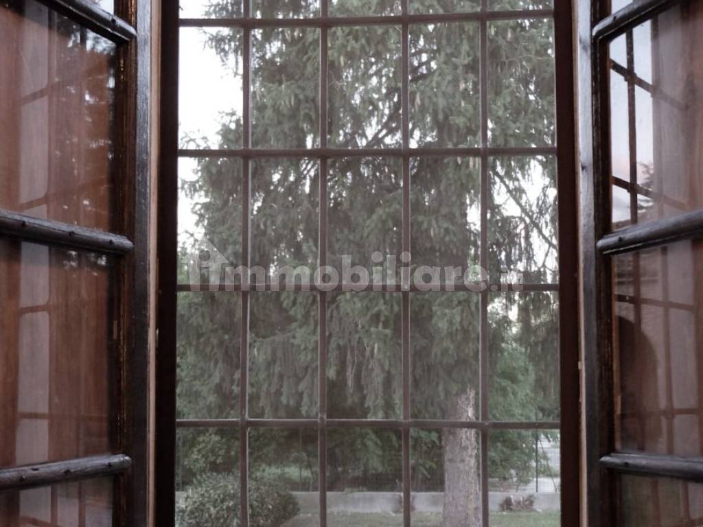 finestra su giardino privato