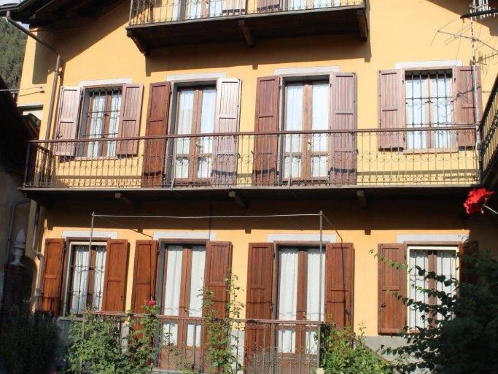 Villa plurifamiliare rue la pila 51, centro, brusson