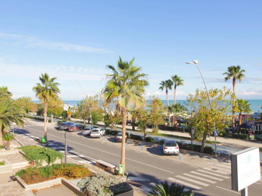 Vendita Appartamento Alba Adriatica. Trilocale in Lungomare Marconi 146. Buono stato, primo