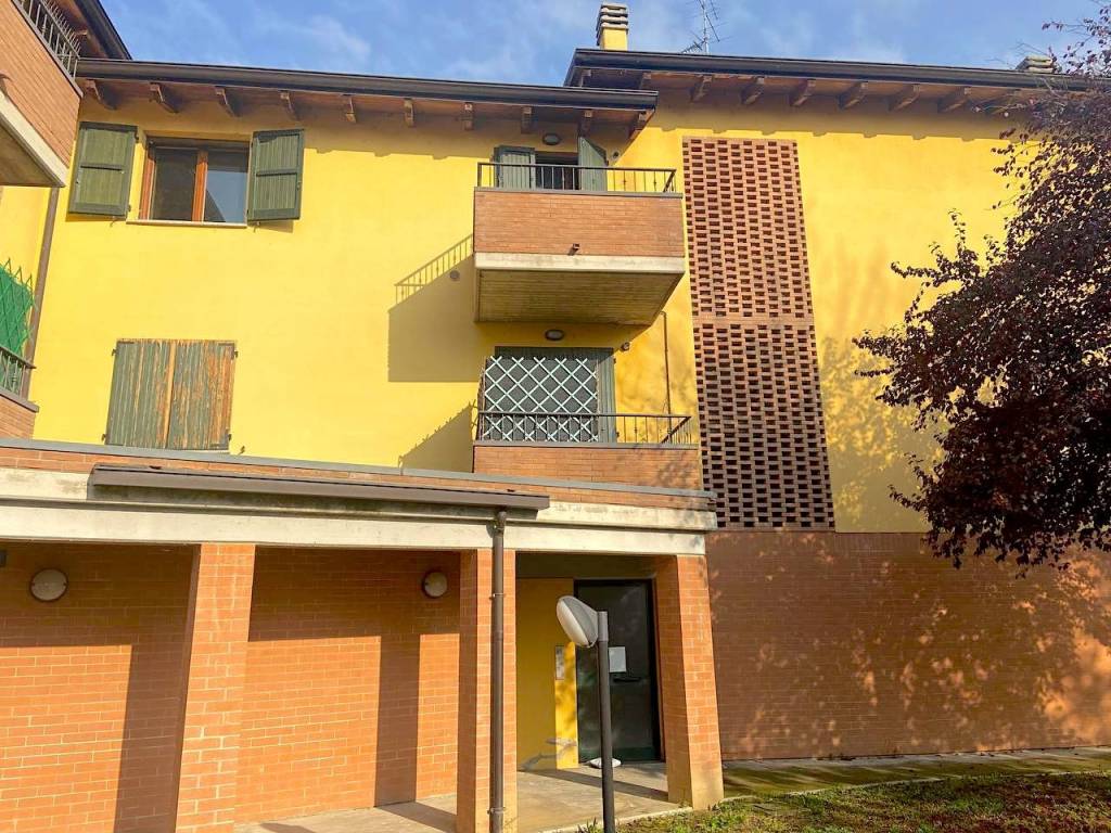 Vendita Appartamento San Polo d'Enza. Trilocale in via Ludovico Ariosto.  Buono stato, secondo piano, posto auto, con balcone, riscaldamento  autonomo, rif. 100059324