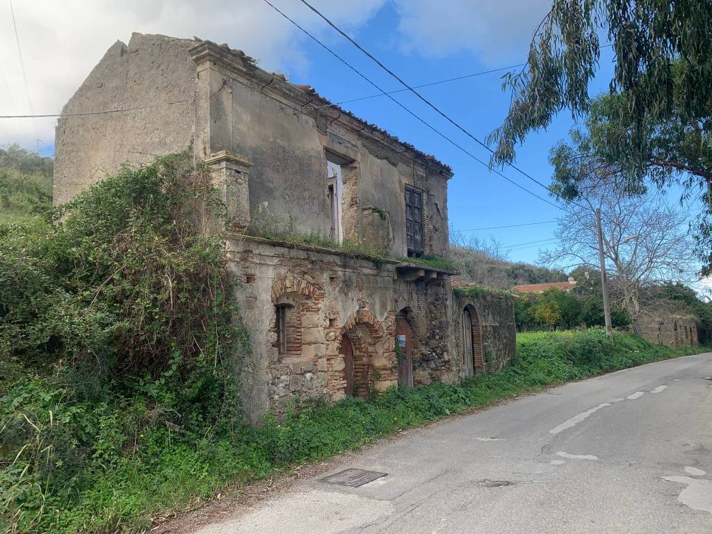 prospetto con spalle a condrò centro