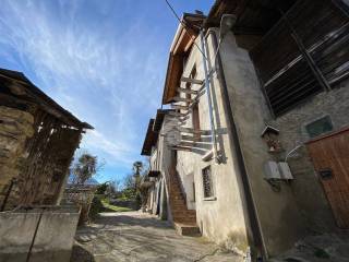 cortile comune sul fronte della casa