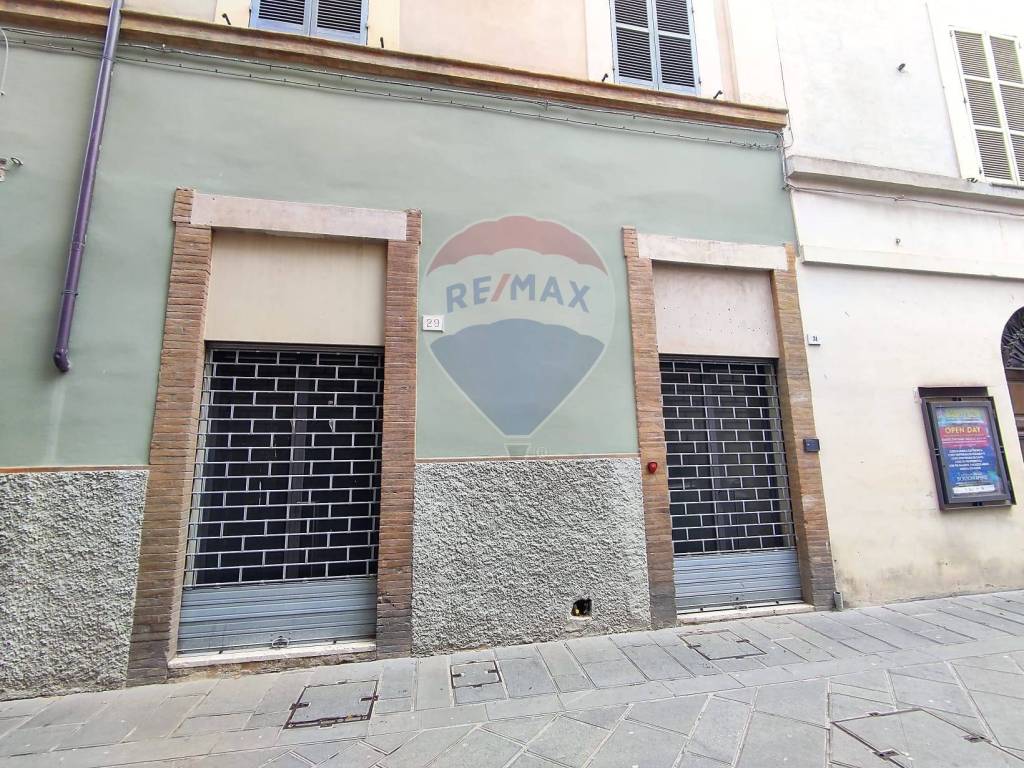 Locale Commerciale Vendita Foligno Rif 100147368 Immobiliare it