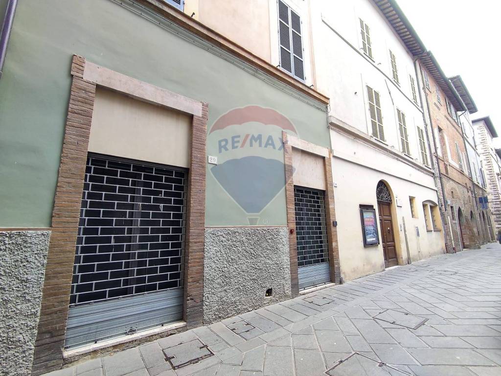 Locale Commerciale Vendita Foligno Rif 100147368 Immobiliare it