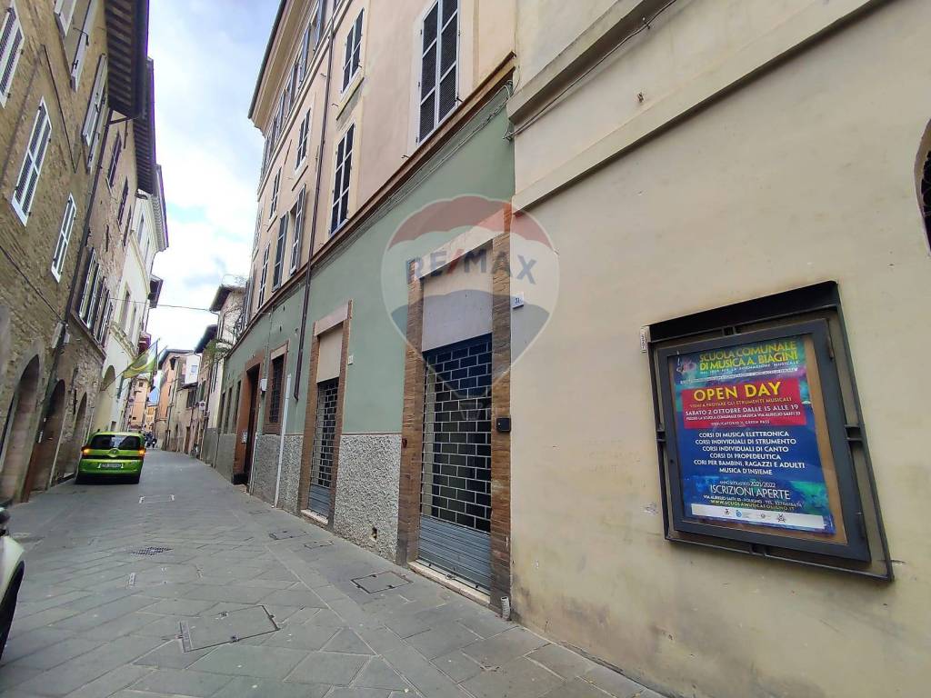Locale Commerciale Vendita Foligno Rif 100147368 Immobiliare it