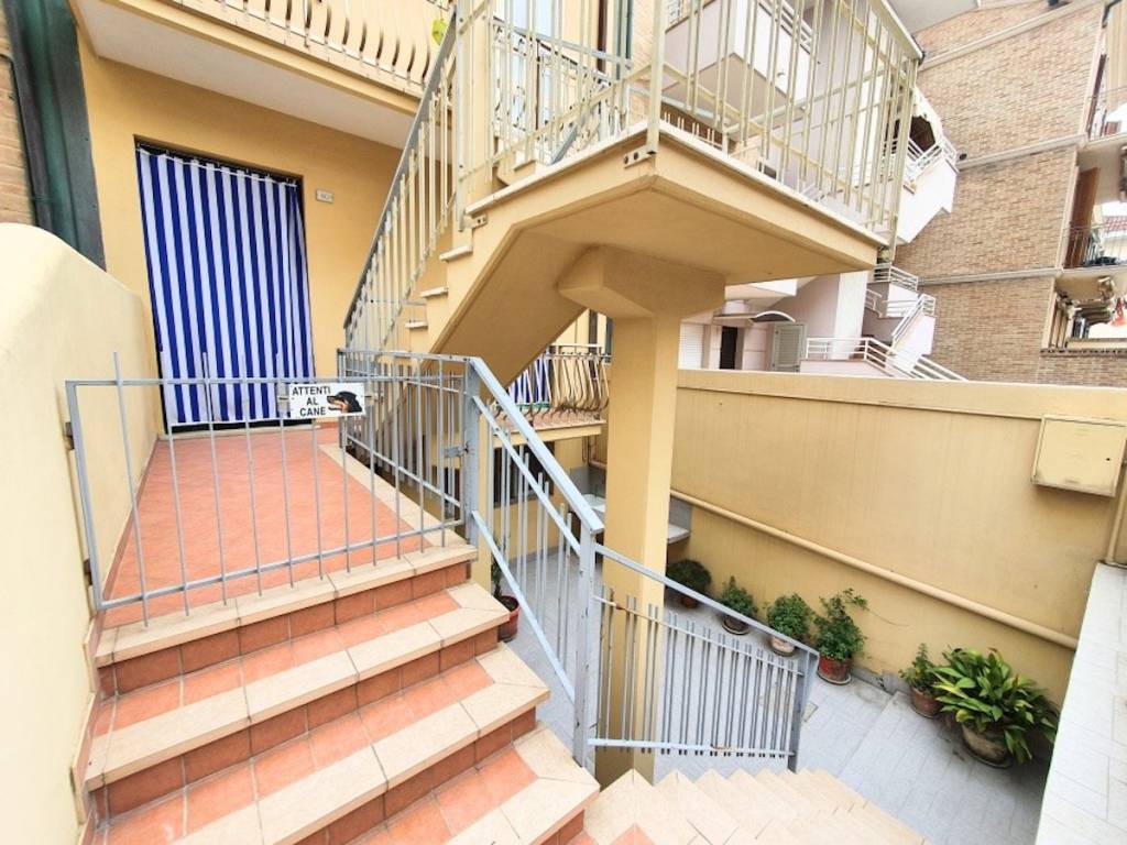 Vendita Appartamento Porto Recanati. Quadrilocale in via Pastrengo 40. Da  ristrutturare, con balcone, rif. 100148520