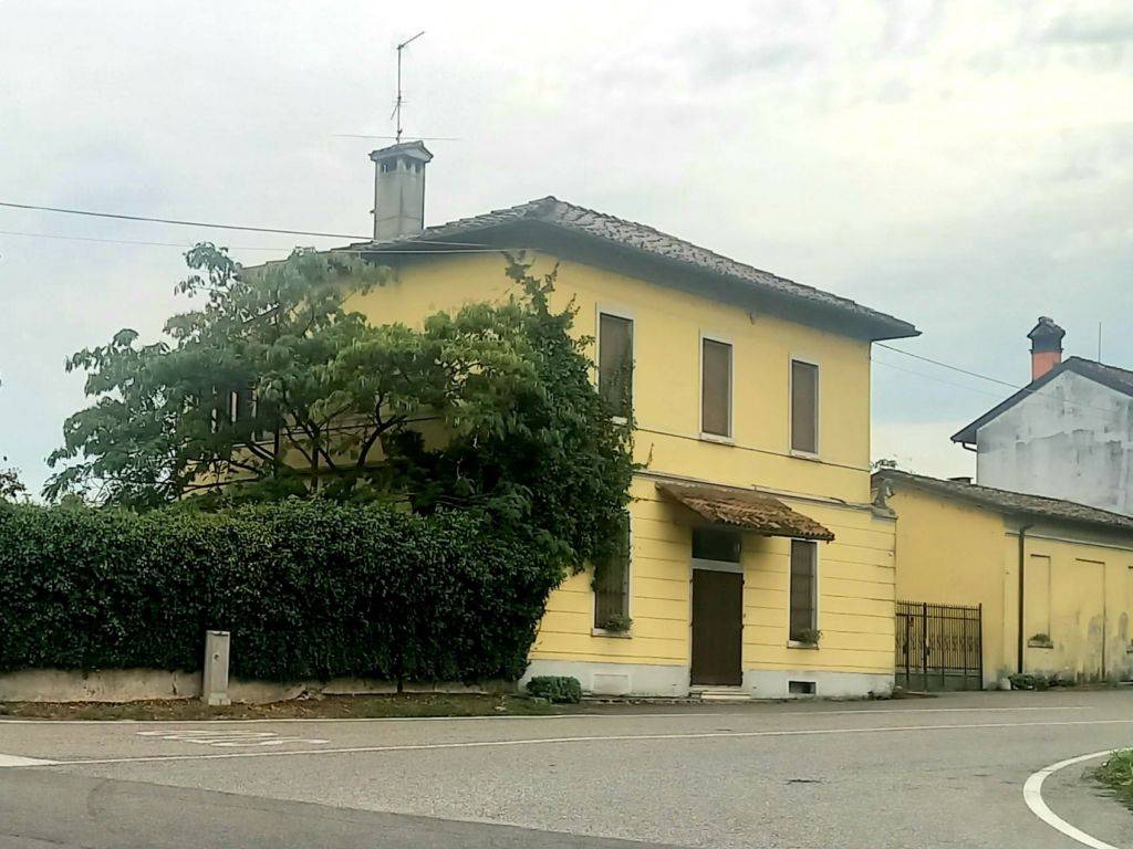 Villa in Vendita a Chignolo Po