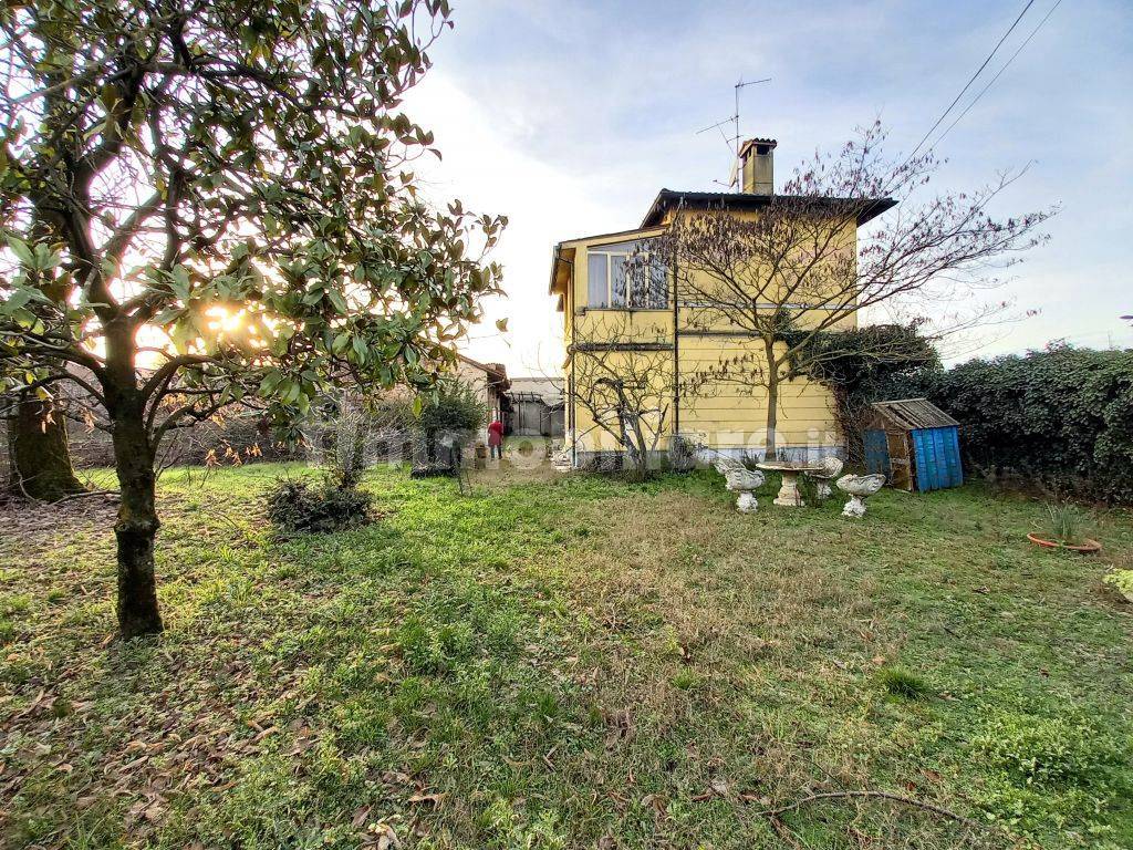 Villa in Vendita a Chignolo Po