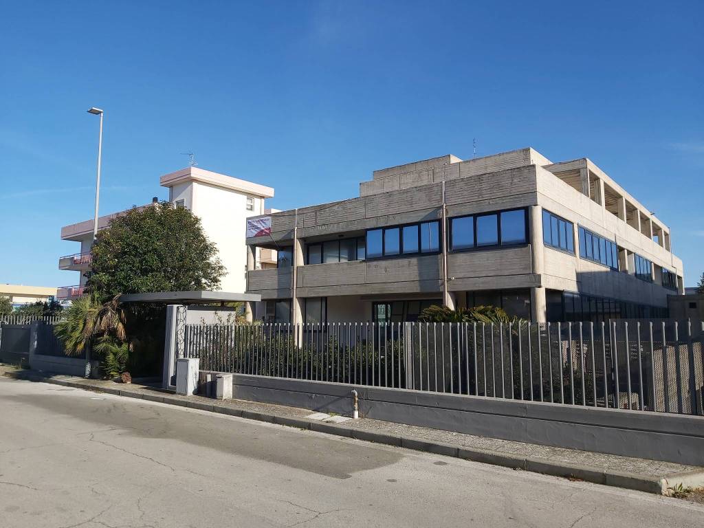 Capannone via le lamie 9, centro, noci