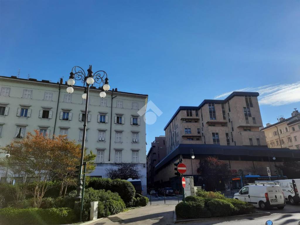 Trilocale via giuseppe vidali 1, largo barriera - ospedale maggiore, trieste